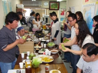 �バインセオの食べ方講習.JPG